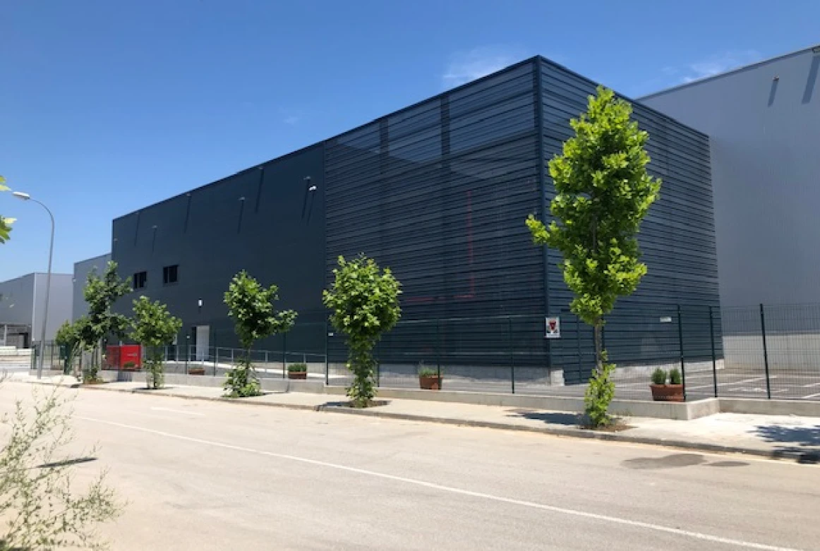 Nave industrial en Sant Feliu de Buixalleu / Proyecto llaves en mano