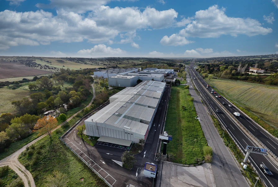 Edificio Logístico de 15.610 m² en alquiler con fachada de 150 m de la ctra. de San Agustín del Guadalix, Madrid